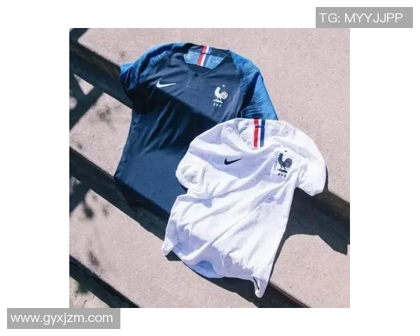 世界杯足球明星卡开包揭晓神秘球员引发球迷热议