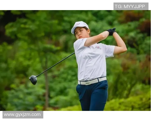 足球巨星与魅力美女共谱梦想篇章引领时尚潮流与球场风采并驾齐驱