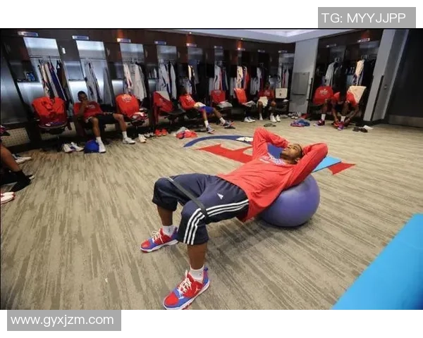 足球球星更衣室穿拖鞋瞬间曝光 球场与休闲完美融合引发热议